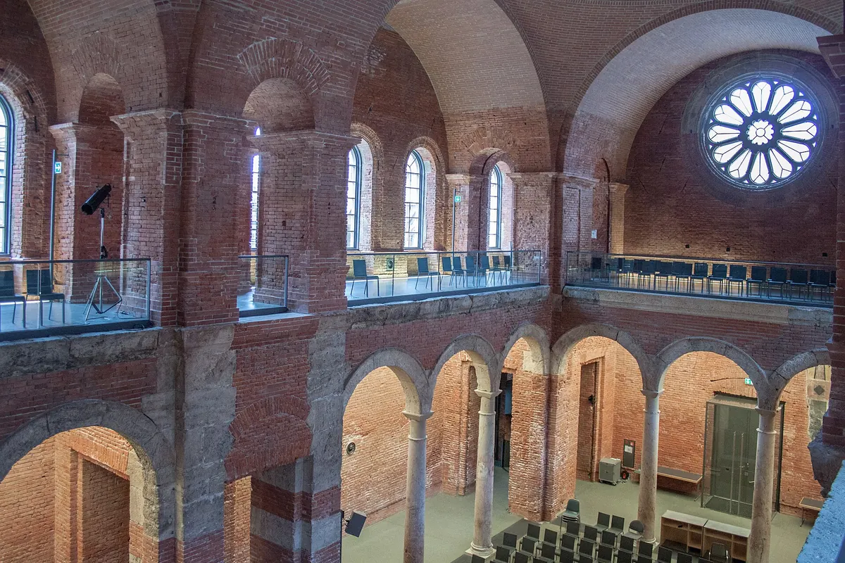 Interiér Allerheiligen-Hofkirche v mnichovské Rezidenci s holými cihlovými klenbami a kupolemi nad dlouhým sálem